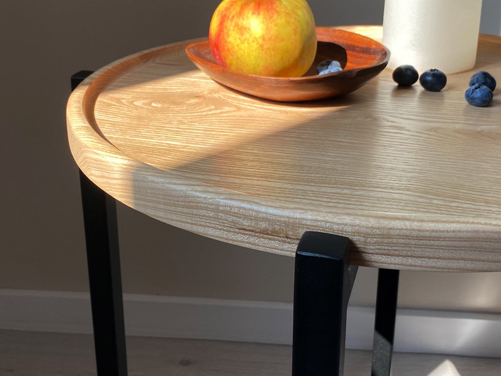 Set of coffee tables with metal legs