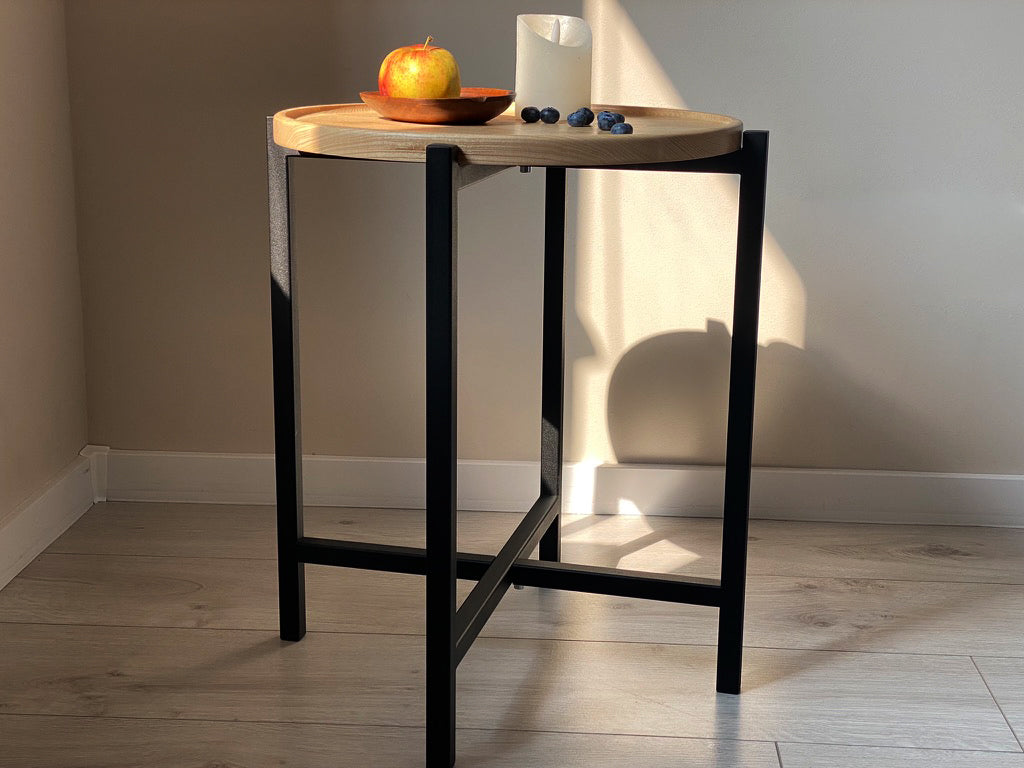 Set of coffee tables with metal legs