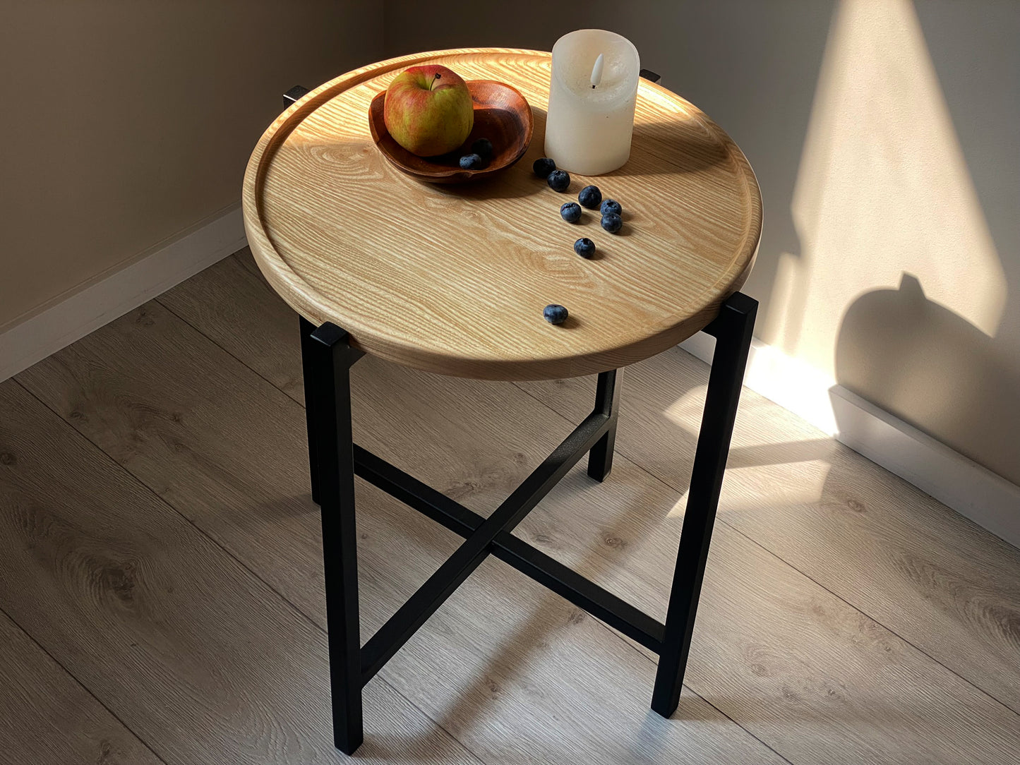 Set of coffee tables with metal legs