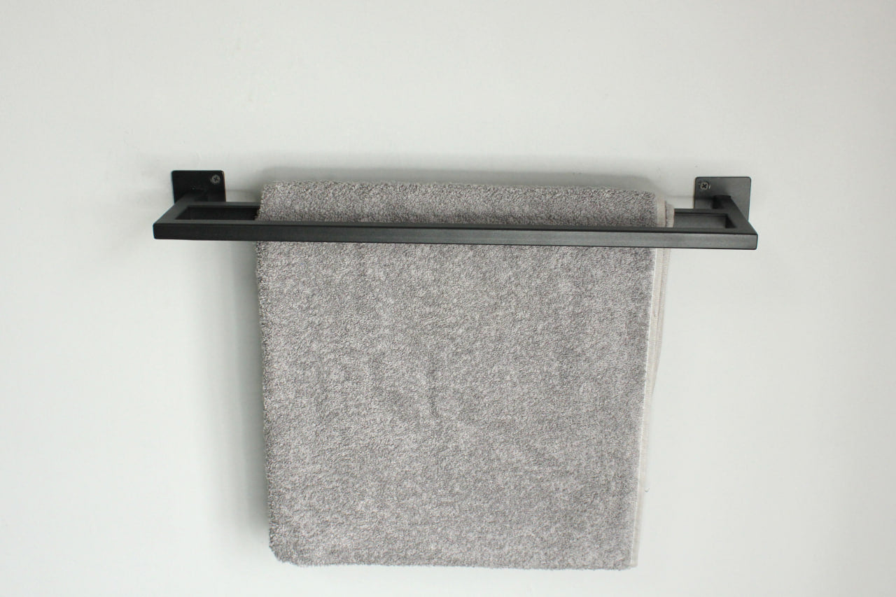 Metal towel hanger for bathroom