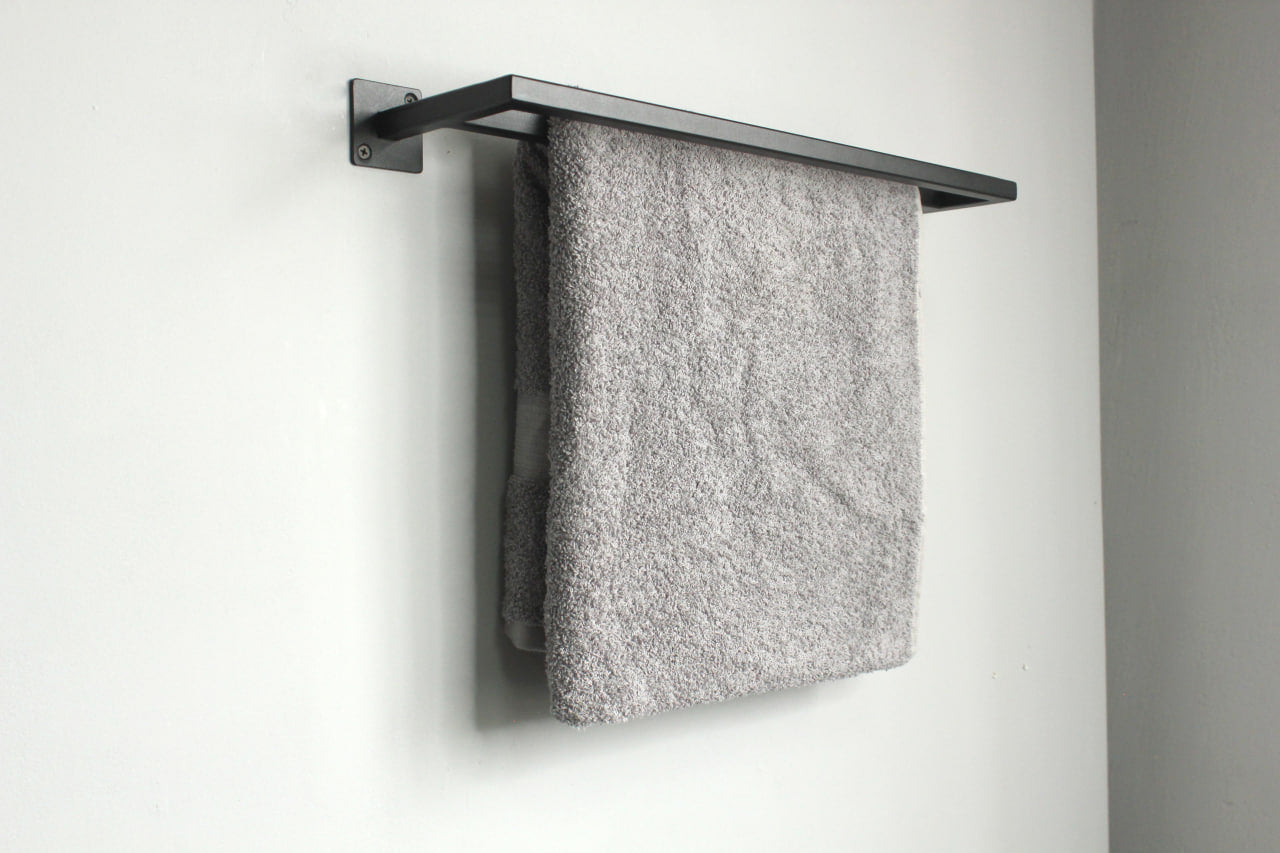 Metal towel hanger for bathroom