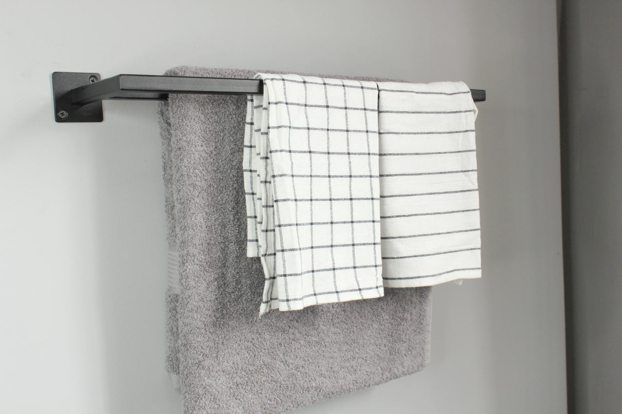 Metal towel hanger for bathroom